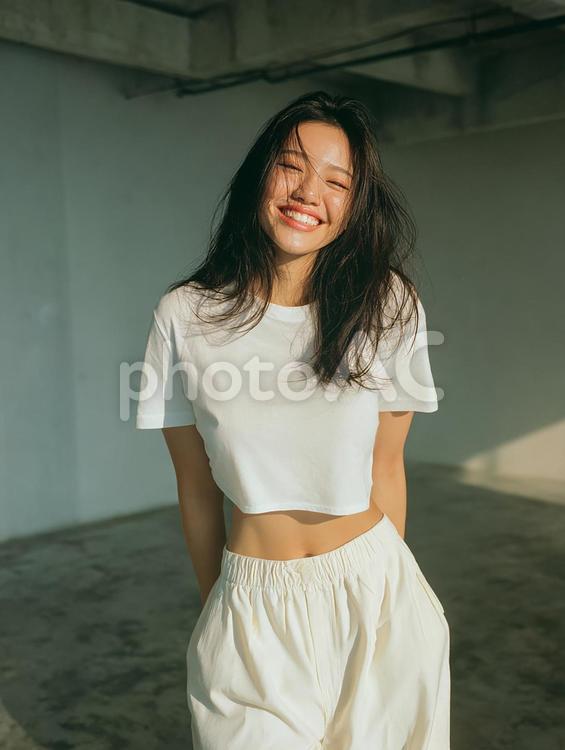 明るい笑顔を見せるアジア人女性 女性,若者,大人の写真素材