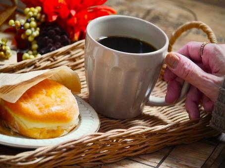 温かい珈琲を飲む.2 温かい珈琲を飲む.2 珈琲,ブレイクタイム,ホットコーヒーの写真素材