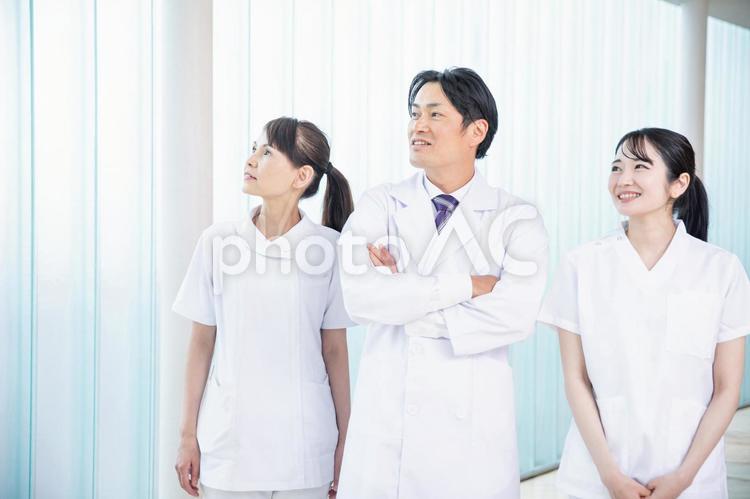 病院にいる医療スタッフ（3人） 医者,病院,医師の写真素材