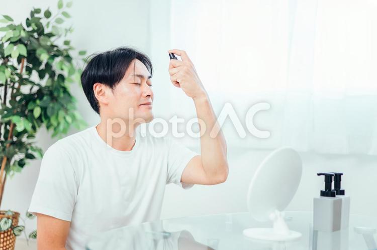 メンズコスメを使う男性 メンズコスメ,スキンケア,男性の写真素材