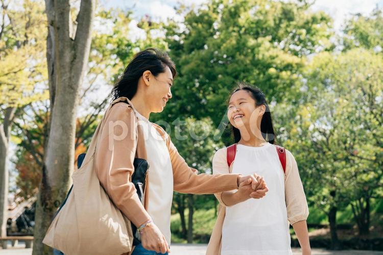 小学生の女の子とママ 親子,家族,ママの写真素材