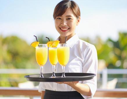 お飲み物をお持しました・リゾートスタッフ お飲み物をお持しました・リゾートスタッフの写真