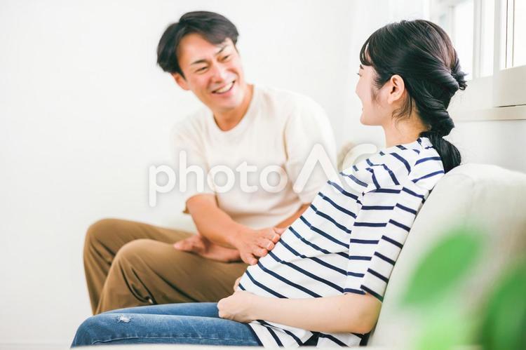 妊婦のお腹を触る男性（家族・パパ） 妊娠,妊婦,夫婦の写真素材