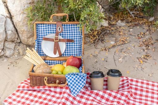 カラフルなフルーツとドリンク ピクニックバスケット,フルーツ,ぶどうの写真素材