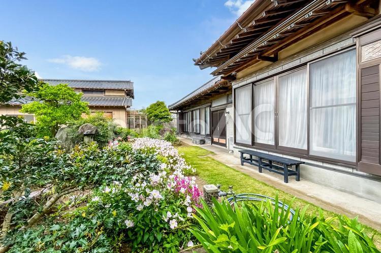 水まき用のホースがある庭と日本家屋の民家 日本家屋,民家,和風建築の写真素材