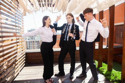 ジャケットを持ち楽しそうな男女 男女,外国人,笑顔の写真素材