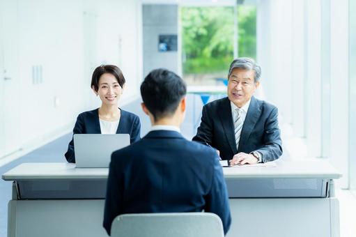 オフィスで面談するビジネスパーソン 面接,面談,笑顔の写真素材
