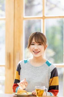 ケーキを食べる女性 ケーキを食べる女性 女性,人物,カフェの写真素材