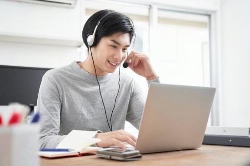 A businessman in plain clothes having a meeting, rapat online, rapat online, ngobrol, JPG