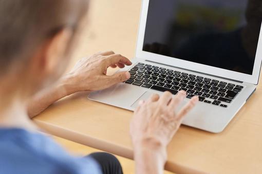 Elderly people using PCs in long-term care facilities, JPG Elderly people using PCs in long-term care facilities, JPG