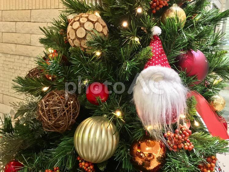 サンタクロースとボールがついたクリスマスツリー　Xmas　クリスマス クリスマスツリー,サンタクロース,クリスマス飾りの写真素材