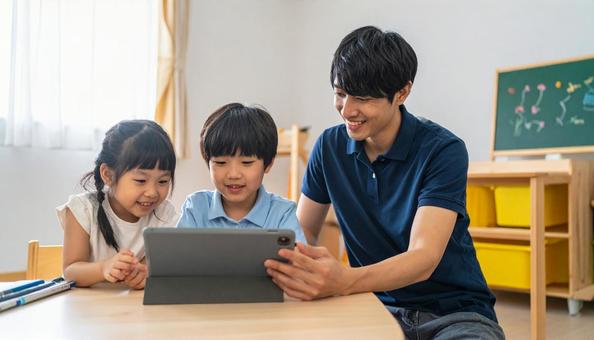 タブレットで遊ぶ保育士と子ども タブレットで遊ぶ保育士と子どもの写真
