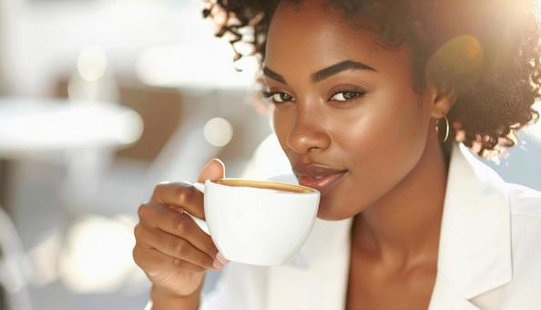コーヒーを飲む外国人女性のポートレート コーヒーを飲む外国人女性のポートレートの写真