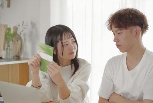 将来のお金の相談をする若い夫婦 家計管理,貯金,貯蓄の写真素材