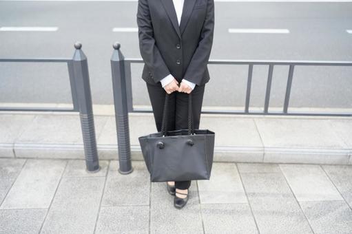 道に立つ女性 道に立つ女性 日本人,女性,20代の写真素材