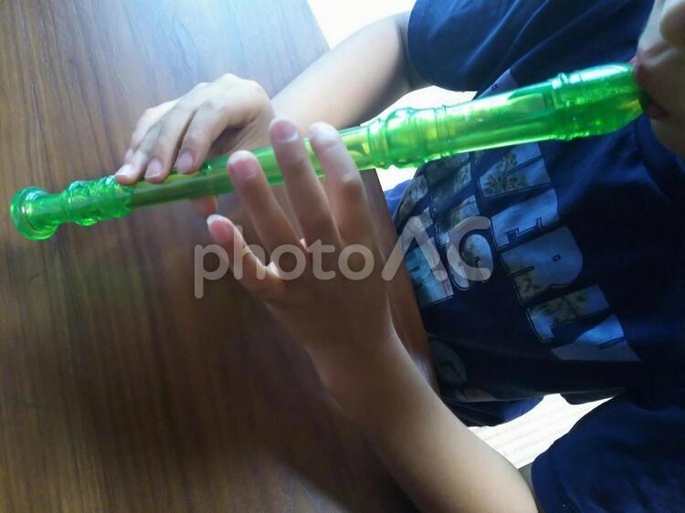縦笛を吹く男の子 縦笛,楽器,男の子の写真素材