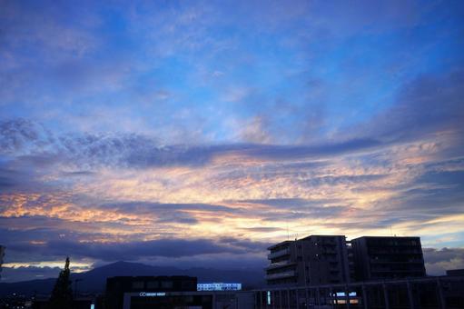 幻想的な夕暮れの空と街並み 幻想的な夕暮れの空と街並みの写真