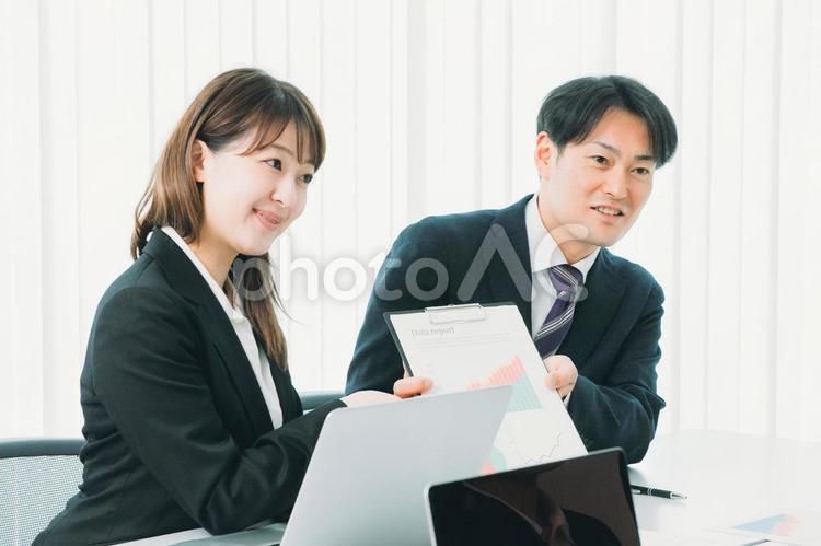 会議室にいるスーツ姿の男女（書類） ビジネス,会議,ミーティングの写真素材