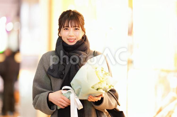 花束を持ち微笑む女性 女性,花束,持つの写真素材