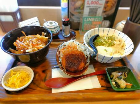 ボリューム満点のかき揚げ丼とうどん定食 和食,定食,ランチの写真素材