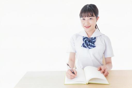授業を受ける若い女子学生 授業を受ける若い女子学生の写真