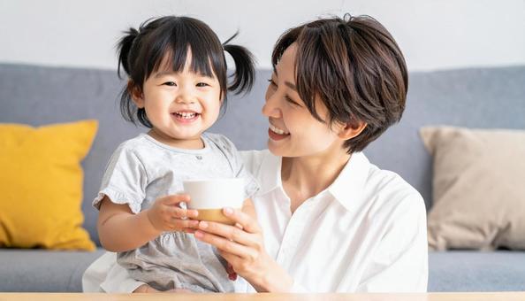 日本人のお母さんと子供　お茶を飲む親子の写真