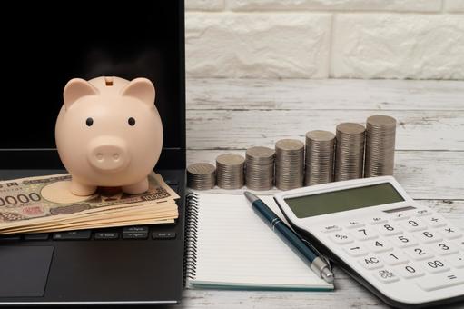 パソコンと貯金箱と紙幣で貯金のイメージ パソコンと貯金箱と紙幣で貯金のイメージ 投資,貯金,副収入の写真素材