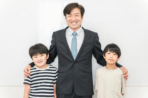 スーツを着た男性と子供(先生と生徒) スーツを着た男性と子供(先生と生徒) 学校,先生,子供の写真素材