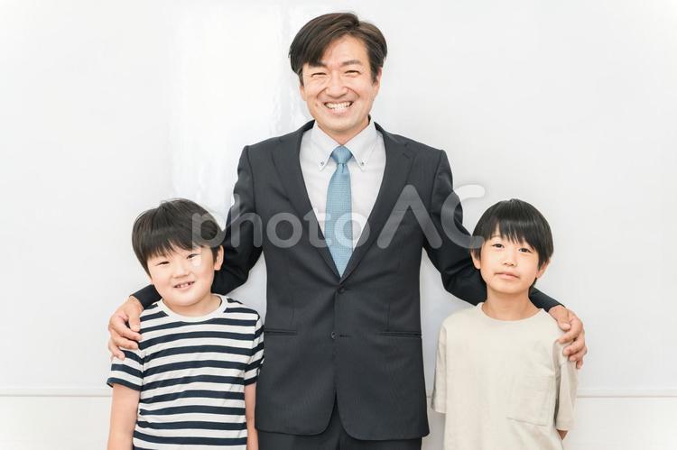 スーツを着た男性と子供（先生と生徒） 学校,先生,子供の写真素材