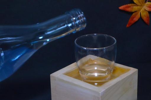 注ぐ日本酒(秋)① 注ぐ日本酒(秋)①の写真