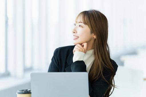 パソコンを使う女性・ビジネスウーマン 女性,パソコン,働くの写真素材