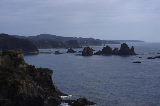岩壁と岩礁のある海岸線と青い海面の海と空 岩壁と岩礁のある海岸線と青い海面の海と空 岩壁,岩礁,海岸の写真素材