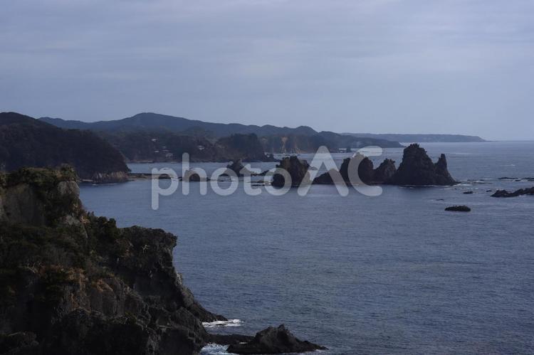 岩壁と岩礁のある海岸線と青い海面の海と空 岩壁,岩礁,海岸の写真素材