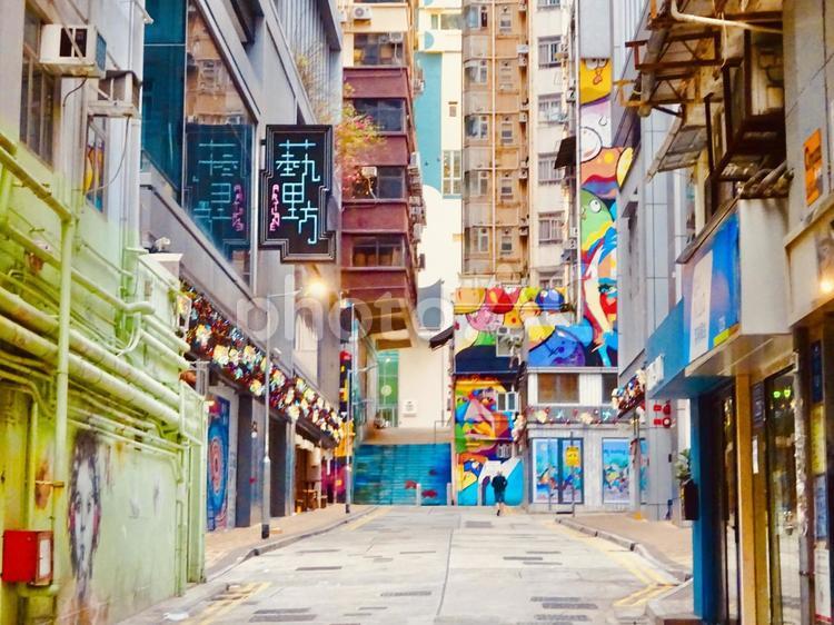 香港のおしゃれなウォールアート街 ウォールアート,街角,小道の写真素材