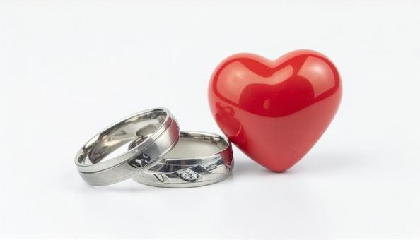 ハートマークの置物とペアの結婚指輪 ハートマークの置物とペアの結婚指輪の写真
