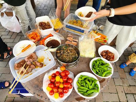 持ち寄りバーベキュー 持ち寄りバーベキュー 持ち寄り料理,持ち寄り,バーベキューの写真素材