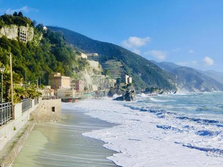 ヨーロッパの海沿いの街並みと砂浜 ヨーロッパの海沿いの街並みと砂浜 ヨーロッパ,イタリア,島の写真素材