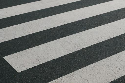 アスファルトの横断歩道 アスファルトの横断歩道の写真