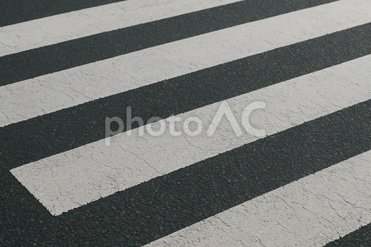 アスファルトの横断歩道 横断歩道,アスファルト,道路の写真素材
