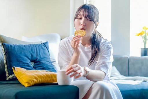 煎餅と女性 煎餅と女性 女性,学生,女子大生の写真素材