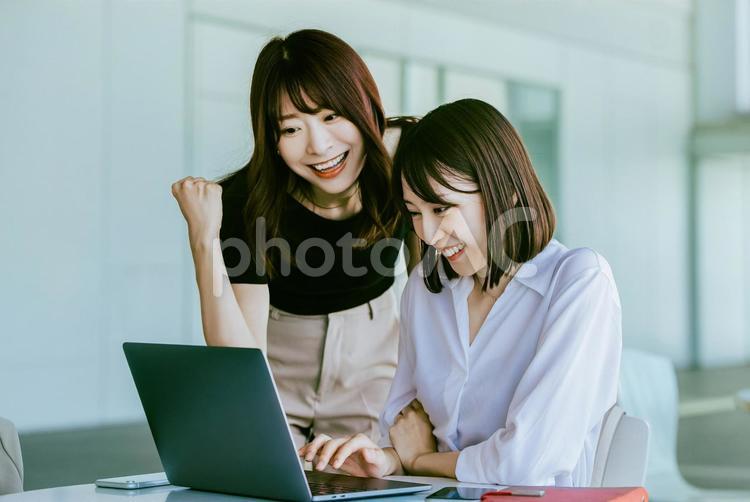 パソコンを見て喜ぶ2人のビジネスウーマン 女性,ビジネス,ビジネスウーマンの写真素材