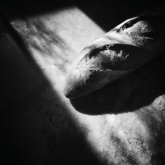 光と影に照らされたバゲットのモノクロ写真の写真