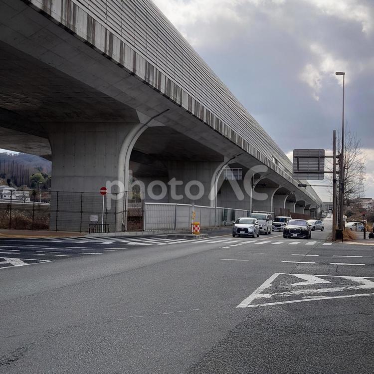 跨道橋のわきの道路 跨道橋,橋,橋梁の写真素材