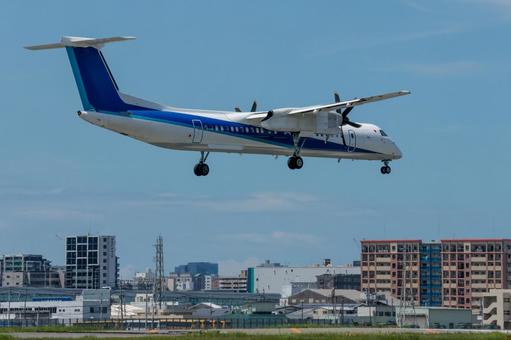 福岡空港、夏の滑走路到着シーン 福岡空港、夏の滑走路到着シーン 飛行機,航空機,旅客機の写真素材