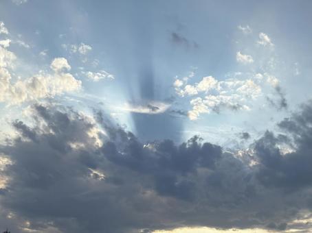 放射状に光が差し込む夕暮れの空 放射状に光が差し込む夕暮れの空の写真