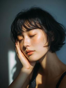 穏やかな表情の若い女性の写真