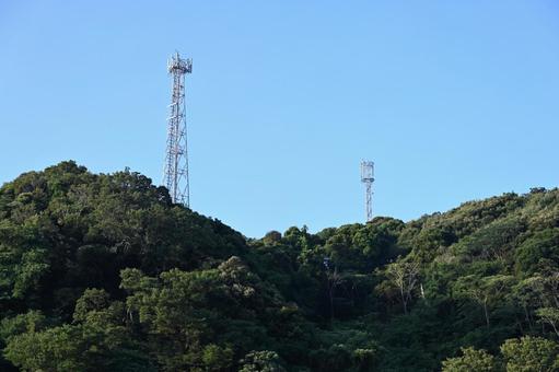 山の設置された携帯の鉄塔の風景 山の設置された携帯の鉄塔の風景の写真