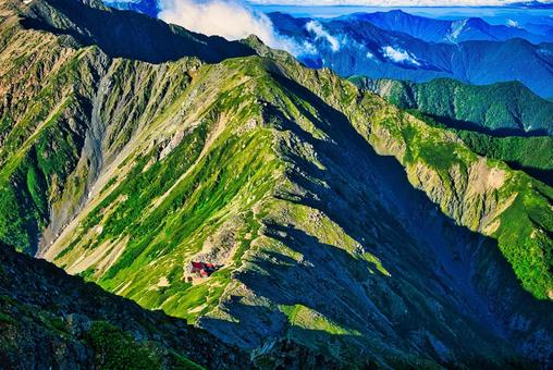 南アルプスの北岳から眺めた北岳山荘 南アルプスの北岳から眺めた北岳山荘の写真