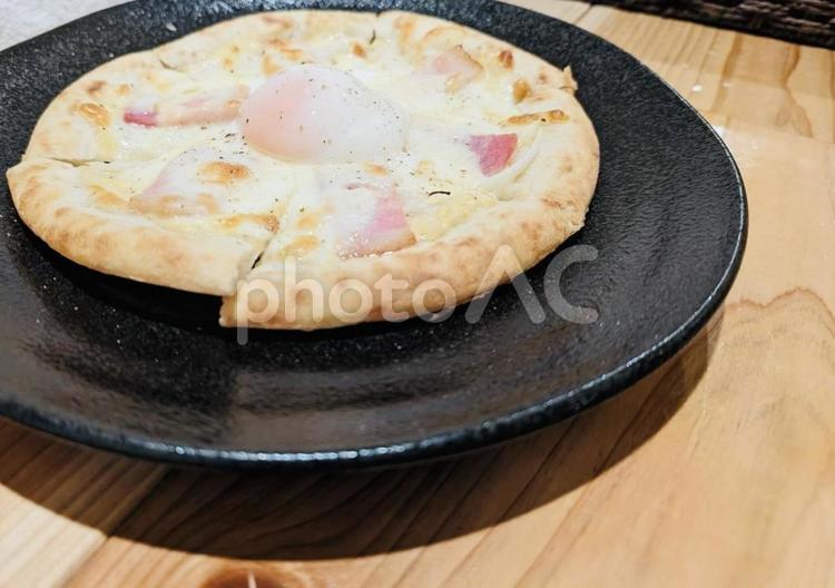 卵とベーコンのピザ　おしゃれ イタリアン,ピザ,ベーコンの写真素材