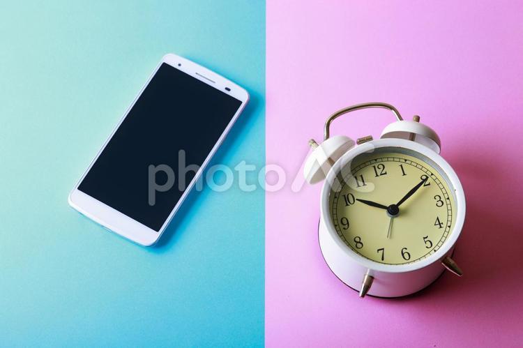スマホと目覚まし時計 スマホ,テクノロジー,スマートフォンの写真素材
